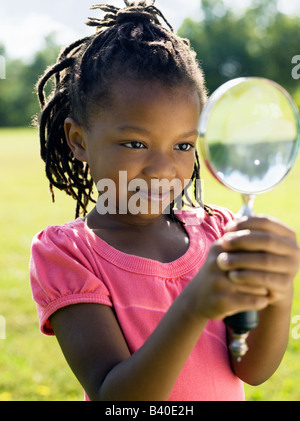 Young African American girl à la loupe grâce à Chicago Banque D'Images