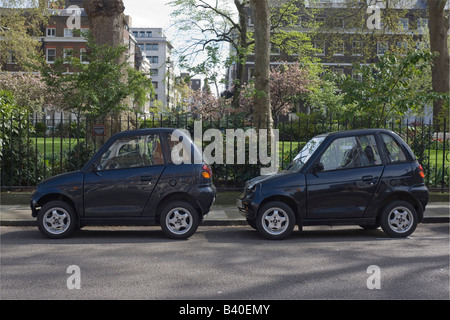 2 REVA G-Wiz voitures électriques garé sur une place de stationnement Manchester Square Londres GB UK Banque D'Images