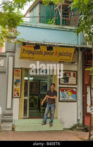 Propriétaire d'une boutique de l'Art de la propagande en face de sa galerie, Hanoi, Vietnam Banque D'Images