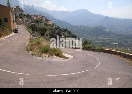 Une route sinueuse dans les montagnes corses Porto Corse France Banque D'Images