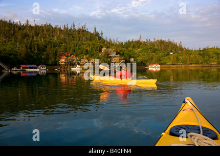 Kayak dans la baie Kachemak Flétan Cove près de Homer Alaska parution modèle Banque D'Images