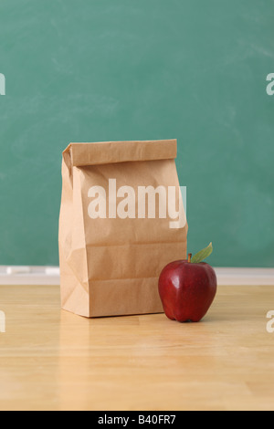 L'éducation scolaire vie encore avec apple et sac de papier tableau historique Banque D'Images