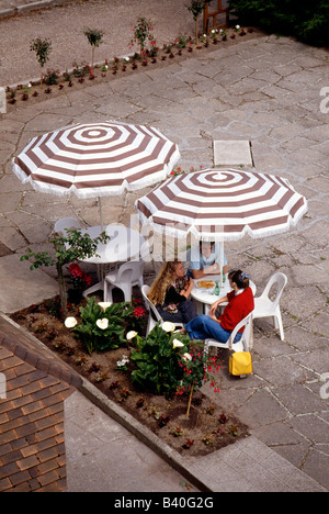 Les adolescents dans un café français ; Hostellerie de la Vieille Ferme, Mesnil Val Plage (Normandie), France Banque D'Images