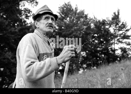 Portrait of mature sheperd man avec de l'herbe et arbres en arrière-plan Grande Fatra Slovaquie montagnes l'été 2008 Banque D'Images