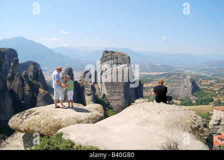 Le père et les enfants à l'affût de la vallée Les Météores, Météores, Kalambaka, Trikala, Thessalie, Grèce Banque D'Images