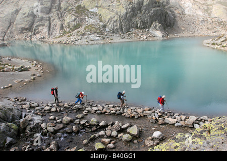 Les marcheurs croix par le Lac Blanc élevé dans les Alpes françaises près de Chamonix Mont Blanc Banque D'Images