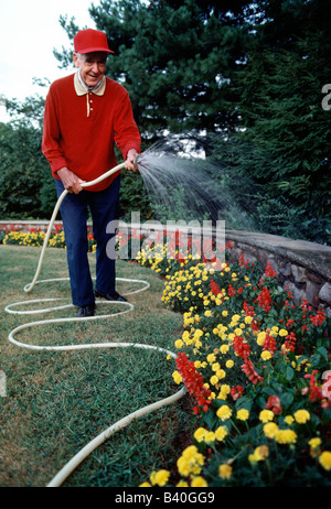 Un homme âgé, jardinier de golf gardens, les eaux l'automne fleurs ; Chatanooga, New York, USA Banque D'Images