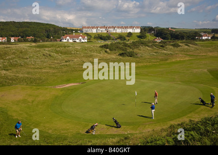 Les golfeurs sur le vert 3e championnat de Turnberry Ailsa Course Ayrshire en Écosse avec l'hôtel Turnberry dans la distance Banque D'Images