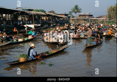 Le marché flottant d'Ywama à l'aube sur le lac Inle au Myanmar. Banque D'Images