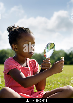 Young African American girl fleur avec loupe Chicago Banque D'Images