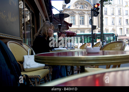 Une table de café dans la rue à Paris Banque D'Images