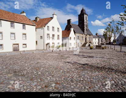 Maison de ville FIFE CULROSS DH et maisons blanchies à la place pavée Banque D'Images