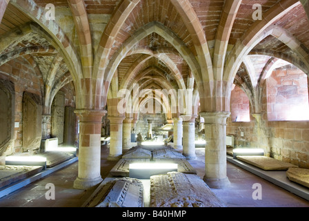 L'intérieur de la cathédrale de St Andrews undercroft, contenant des tombes historiques et des pierres tombales, Ecosse Banque D'Images