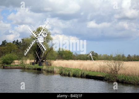 2 moulins à vent sur les rives, Norfolk Broads Banque D'Images