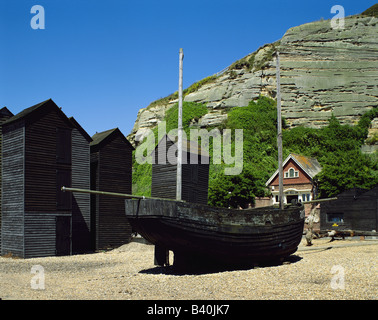 Bateau de pêche et Hastings, huttes net Rock-a-Nore, East Sussex, Angleterre, RU, FR Banque D'Images