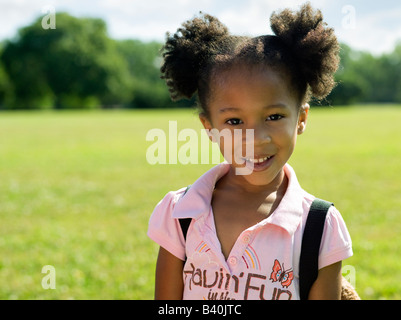 Young African American Girl with backpack sourit à Chicago de l'appareil photo