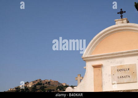 Le village de Sant Antonino Balagne Corse France église catholique et traverser en premier plan Banque D'Images