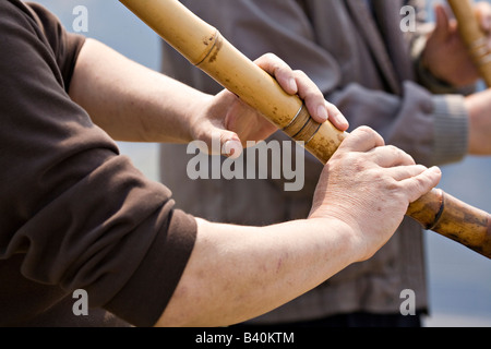 Close-up of man Shakuhatchi, une flûte de bambou japonaise traditionnelle Banque D'Images