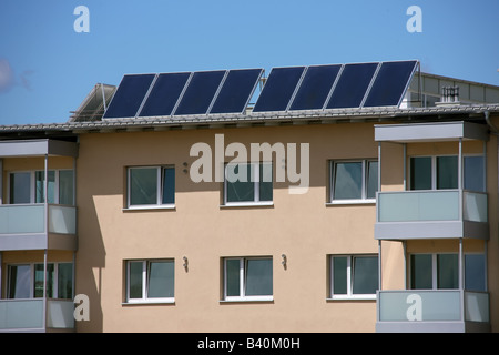 Chambre multipartite avec les collecteurs solaires Banque D'Images