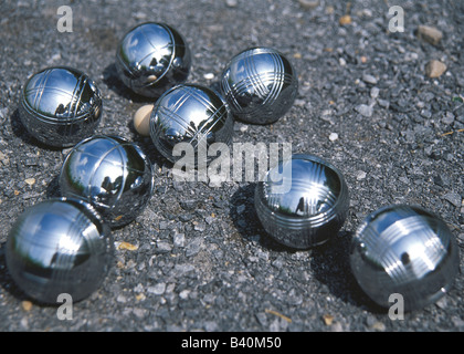 Boules de pétanque sur le gravier Banque D'Images