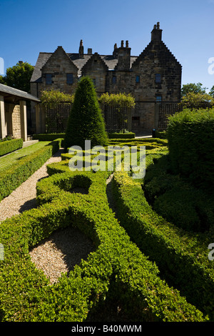 Provands Lordship la plus ancienne maison de Glasgow Ecosse montrant les jardins topiaires à l'arrière du bâtiment Banque D'Images