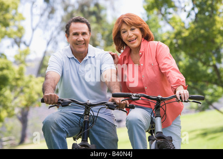 D'âge mûr à vélo. Banque D'Images