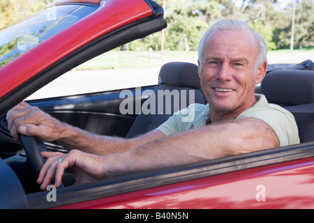 L'homme en voiture décapotable smiling Banque D'Images