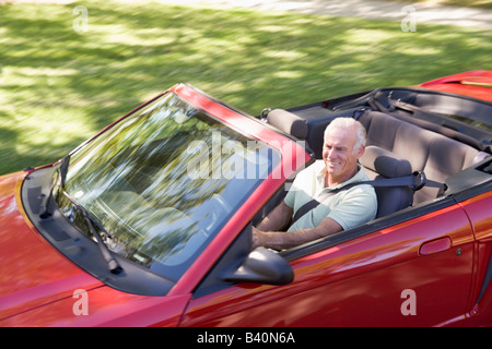 L'homme en voiture décapotable smiling Banque D'Images