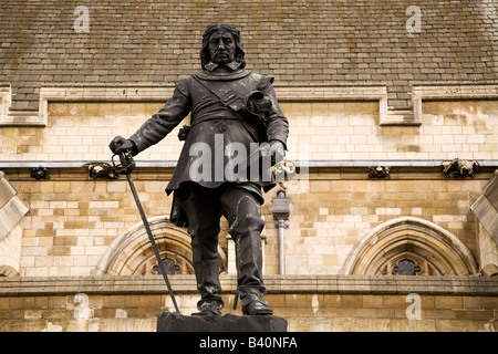 La statue d'Oliver Cromwell (1599- 1658) qui se trouve à l'extérieur des chambres du Parlement de Westminster, en Angleterre. Banque D'Images