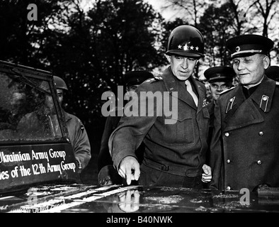 Événements, seconde Guerre mondiale / seconde Guerre mondiale, Allemagne, Torgau sur l'Elbe, rencontre des soldats soviétiques et américains, général américain Omar Bradley, maréchal soviétique Ivan Konev, 5.5.1945, Banque D'Images