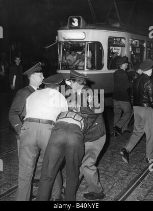 Géographie / billet, l'Allemagne, de la politique, des manifestations, des émeutes "Schwabing", des agents de police d'arrêter les jeunes, Munich, 1962, Banque D'Images