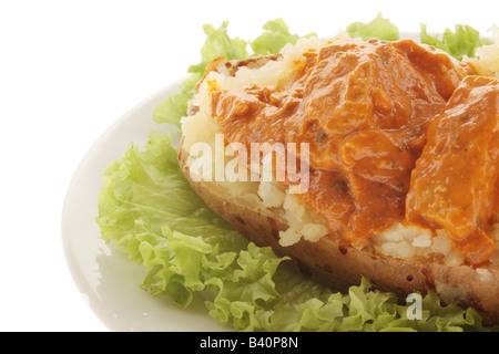 Veste fraîchement cuits au four pomme de terre rempli de Style indien Curry de poulet tikka masala et aucun peuple Banque D'Images