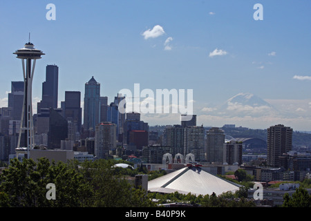 Le centre-ville de Seattle, Washington, d'horizon, y compris l'aiguille de l'espace à l'extrême gauche), Key Arena (avant droit) et Mt. Rainier (retour). Banque D'Images