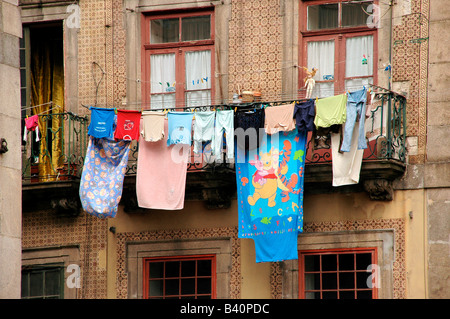 Suspendez les vêtements à sécher à partir d'un bloc d'appartements à Porto, Portugal. Banque D'Images