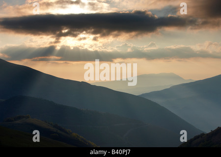 Les montagnes du parc national Monti Sibillini à l'aube de la della Forca Canapine, Ombrie, Italie Banque D'Images