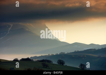 Les montagnes du parc national Monti Sibillini à l'aube de la della Forca Canapine, Ombrie, Italie Banque D'Images