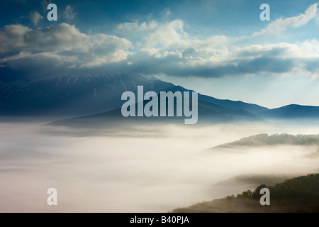 Mist couché sur le Piano Grande à l'aube, parc national Monti Sibillini, Ombrie, Italie Banque D'Images