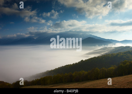 Mist couché sur le Piano Grande à l'aube, parc national Monti Sibillini, Ombrie, Italie Banque D'Images