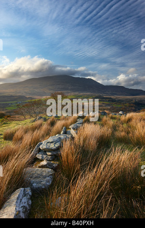 Un mur de pierre au-dessus de la plage de Prestatyn avec Glyn Lledr près de Moel Siabod au-delà, le parc national de Snowdonia, le Nord du Pays de Galles, Royaume-Uni Banque D'Images