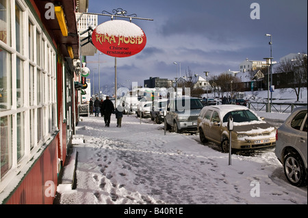 Les véhicules stationnés à Laekjargata au centre-ville de Reykjavik, Islande Banque D'Images