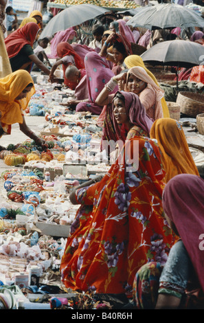 Jodhpur Inde. Femmes vendant des bracelets dans le marché de Jodhpur, Rajasthan, Inde Banque D'Images