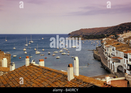 Vue sur la baie de Cadaqués à partir de l'église Santa Maria de Cadaqués Costa Brava Catalogne Espagne Banque D'Images