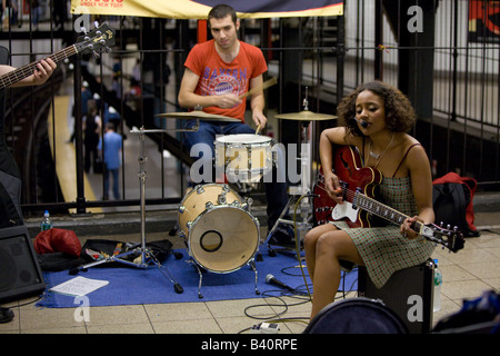 Susan Cagle et groupe sont MUNY interprètes dans le métro et les gares de contribuer à la culture musicale de la ville de New York Banque D'Images