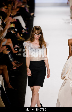 12 septembre 2008 - New York, USA : Project Runway Heidi Klum hôte parle à l'auditoire lors de la Fashion Week de New York. Banque D'Images