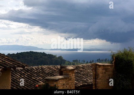 Les nuages de tempête sur le lac Kivu en rouleau, le Rwanda. Banque D'Images