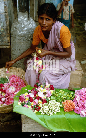 Géographie / voyages, Inde, commerce, jeune femme qui vend des fleurs sur le marché, , Banque D'Images