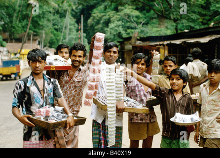 Géographie / voyages, Inde, commerce, jeunes hommes vendant des épices dans la rue, vendeurs d'épices, , Banque D'Images