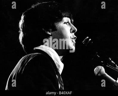 McCartney, Paul, * 18.6.1942, chanteur et musicien britannique, (The Beatles), portrait, chant, en concert, 1966, 1960, concert, concert, spectacle, sur scène, face latérale, micro, , Banque D'Images