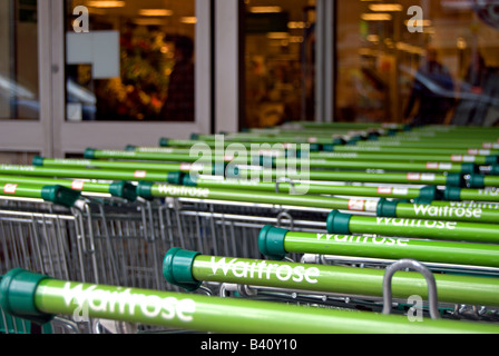 Colonnes de chariots à l'extérieur une succursale de supermarché Waitrose à Twickenham, Middlesex, Angleterre Banque D'Images