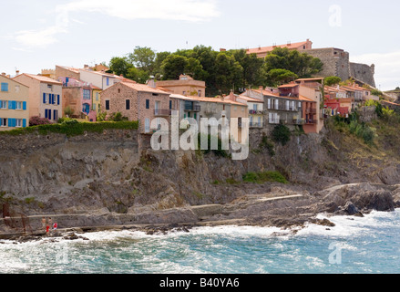 Maisons avec vue sur la mer au-dessus de la côte rocheuse de la Côte Vermeille de Collioure / Sud de France Banque D'Images